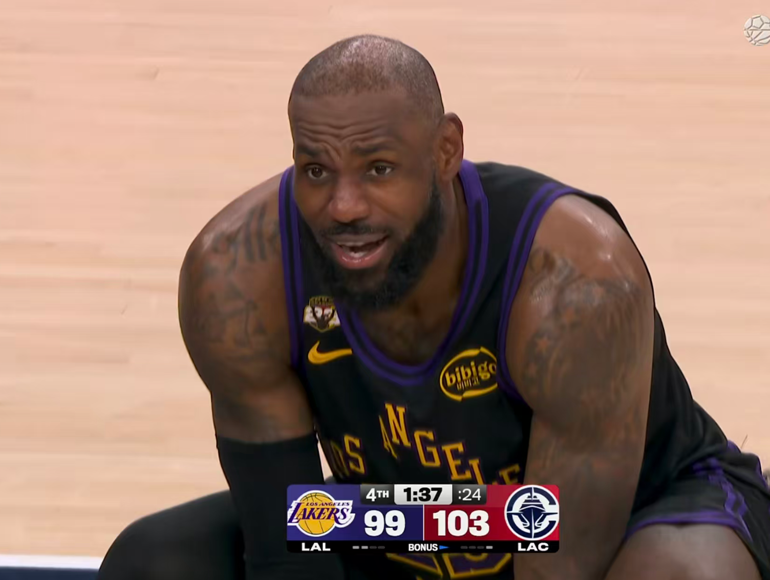 撑杆跳没哨，锁喉不犯规！四大黑哨助力湖人还输球，难怪詹皇急眼