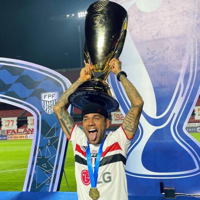 开云网页-第41冠躺冠 FIFA赞阿尔维斯是“冠军奖杯人体磁铁”